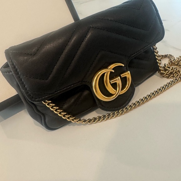 Gucci Black Quilted Crossbody Bag with Gold Chain - Picture 2 of 8